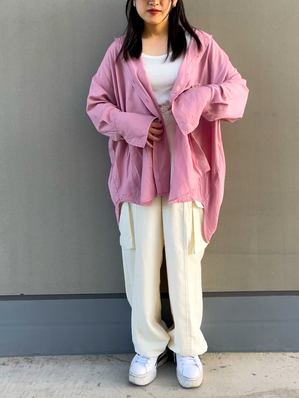 ピンク系のシャツ/ブラウス、ホワイト系のカーゴパンツ、ホワイト系のスニーカーを着用したレディースの春コーディネートの2枚目の写真