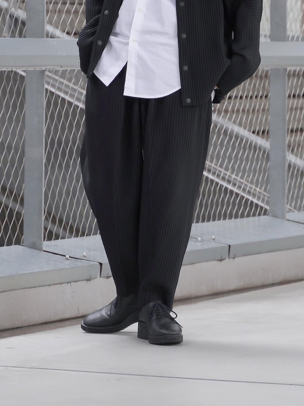 ブラック系のパンツ、ホワイト系のシャツ/ブラウス、ブラック系のカーディガン/ボレロを着用したメンズの春コーディネートの3枚目の写真