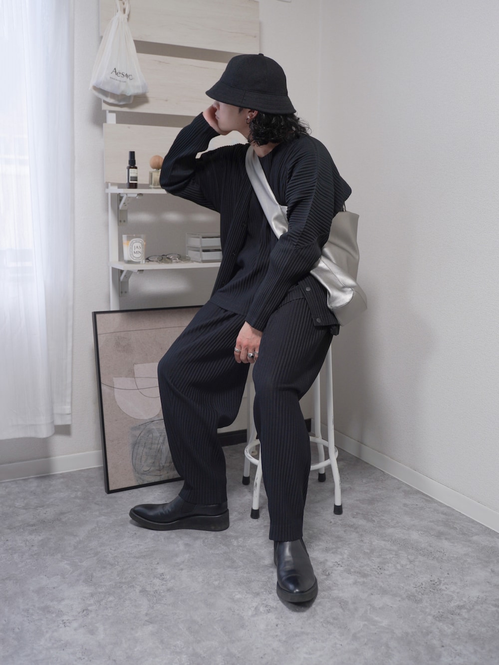 ブラック系のシューズ、ブラック系のパンツ、シルバー系のトートバッグを着用したメンズの秋コーディネートの2枚目の写真