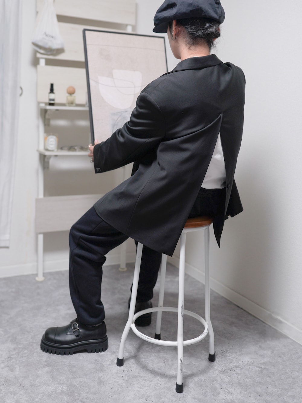 ブラック系のシューズ、ブラック系のスウェットパンツ、ホワイト系のTシャツ/カットソーを着用したメンズの秋コーディネートの2枚目の写真