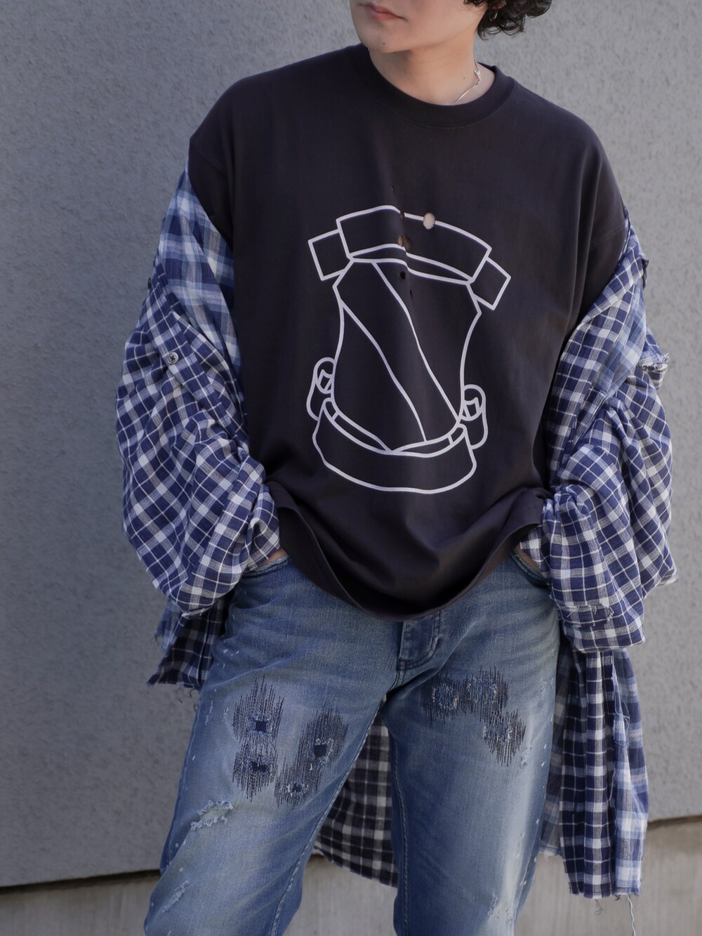 ブルー系のデニムパンツ、ブルー系のシャツ/ブラウス、ブラウン系のTシャツ/カットソーを着用したメンズの春コーディネートの2枚目の写真