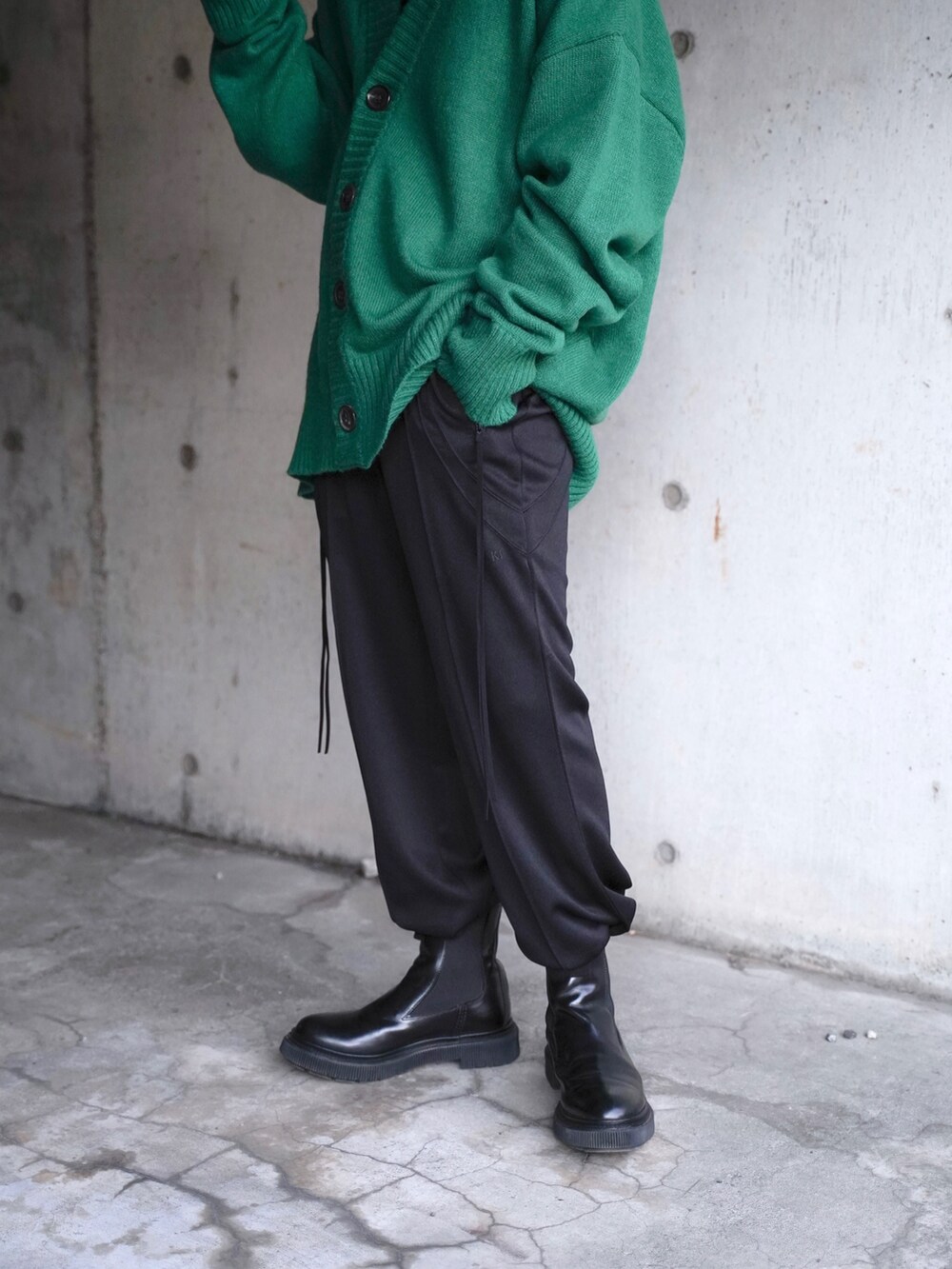 ブラック系のニット/セーター、グリーン系のニット/セーター、ブラック系のその他パンツを着用したメンズの秋コーディネートの4枚目の写真