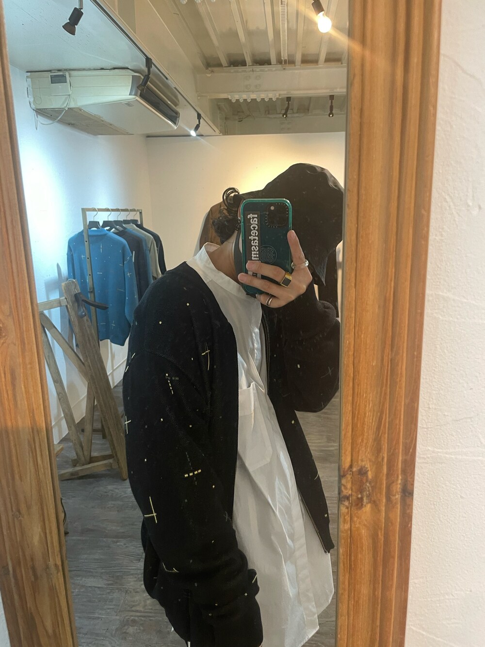 ブラック系のブーツ、ブラック系のその他パンツ、ホワイト系のシャツ/ブラウスを着用したメンズの秋コーディネートの2枚目の写真