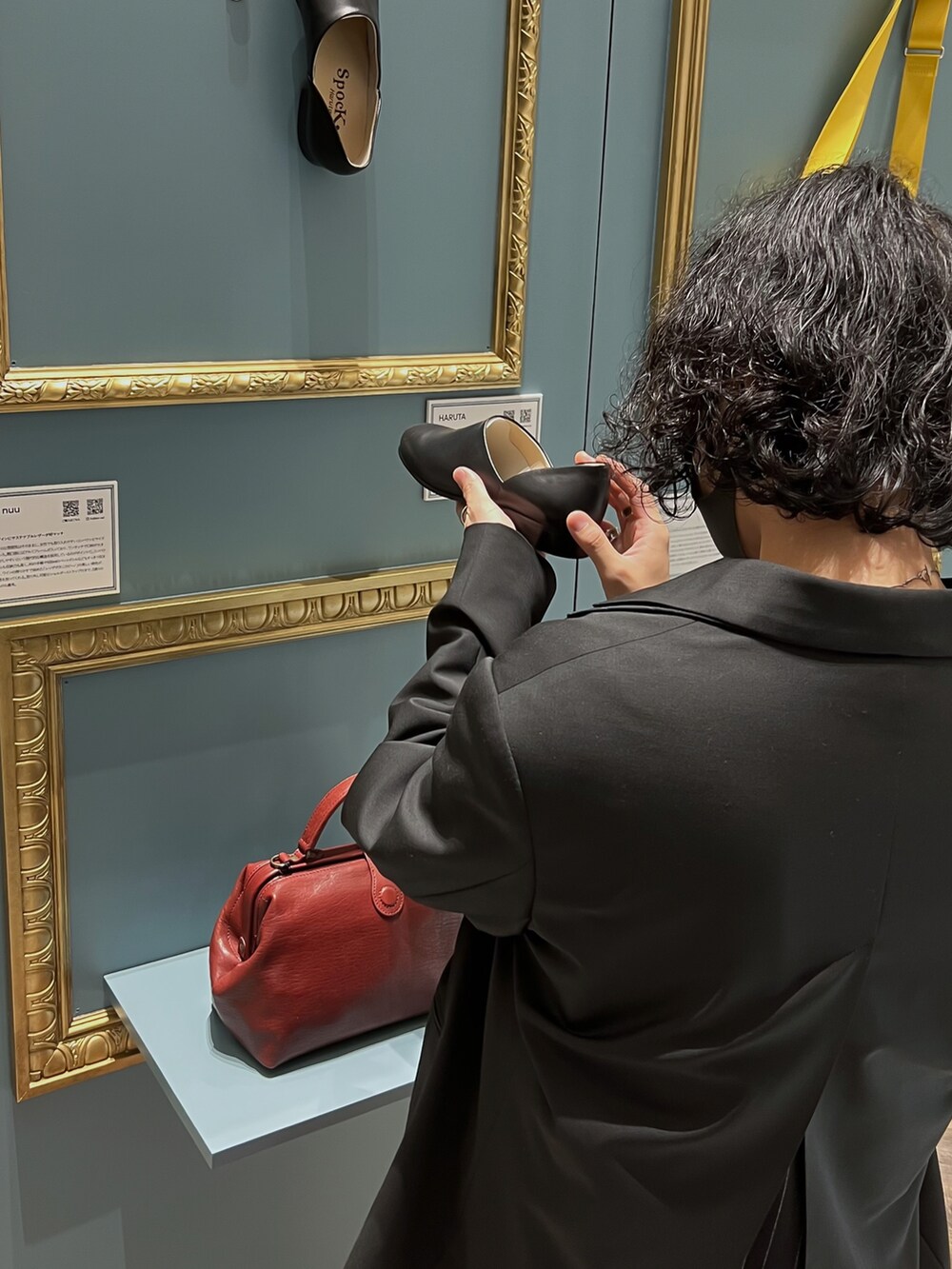 ホワイト系のドレスシューズ、ブラック系のテーラードジャケット、ホワイト系のTシャツ/カットソーを着用したメンズの秋コーディネートの3枚目の写真