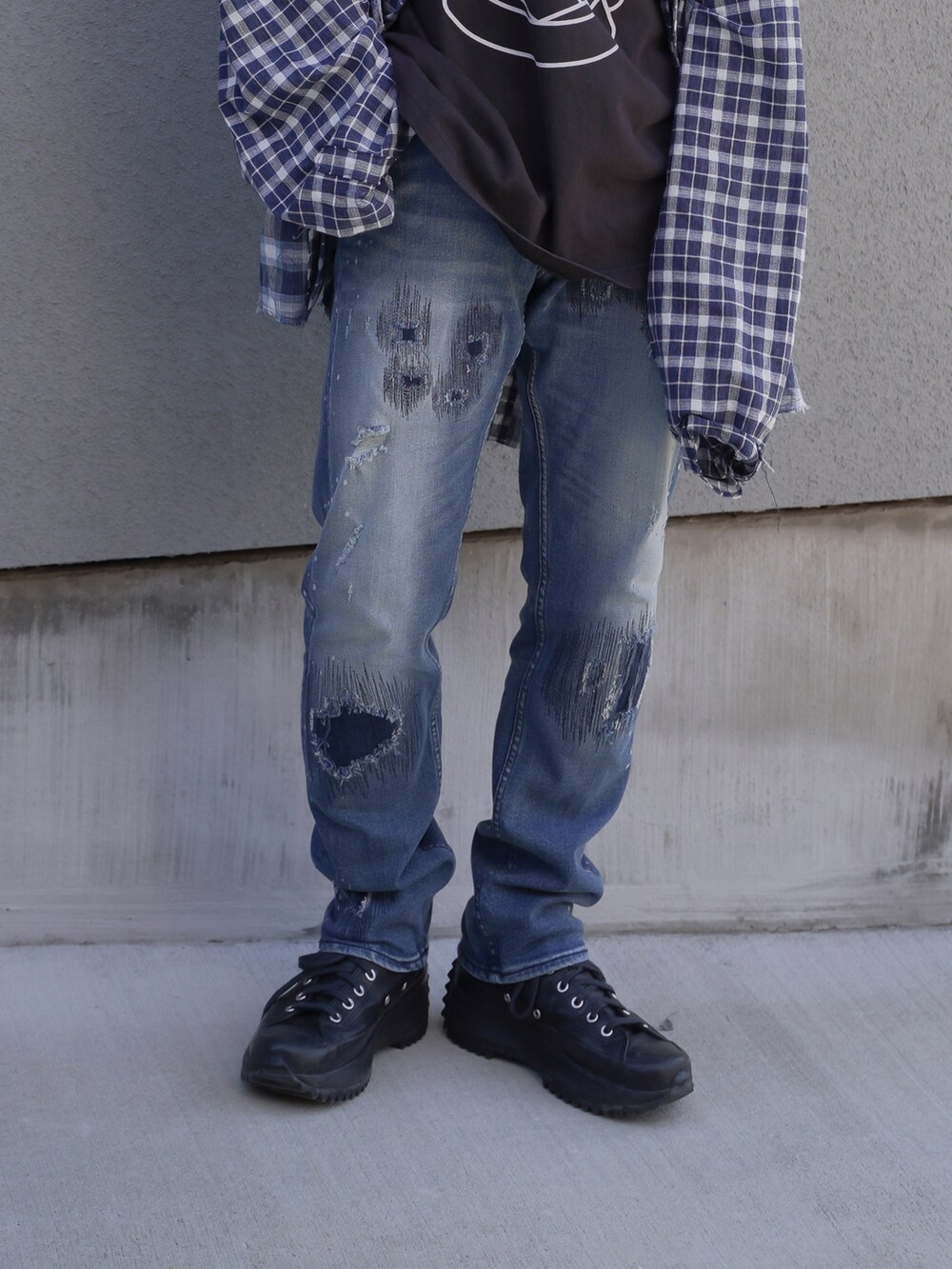 ブルー系のデニムパンツ、ブルー系のシャツ/ブラウス、ブラウン系のTシャツ/カットソーを着用したメンズの春コーディネートの3枚目の写真