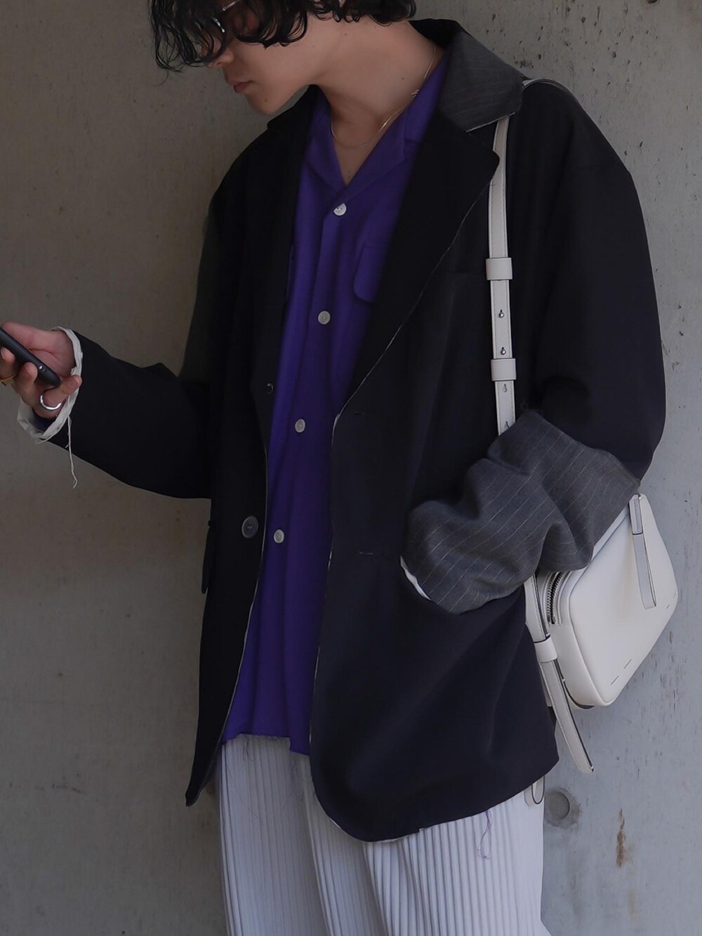 ブラック系のスニーカー、グレー系のパンツ、パープル系のシャツ/ブラウスを着用したメンズの春コーディネートの2枚目の写真