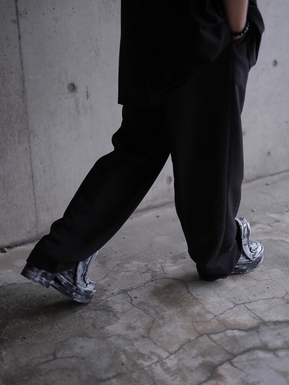 ブラック系のシューズ、ブラック系のスラックス、ブラック系のTシャツ/カットソーを着用したメンズの春コーディネートの3枚目の写真