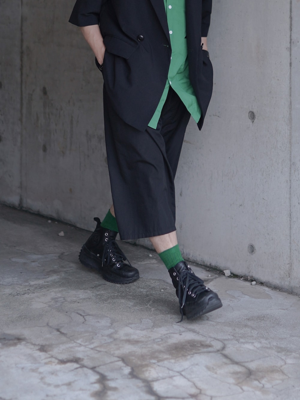 ブラック系のジャケット/アウター、ブラック系のスニーカー、ブラック系のその他パンツを着用したメンズの夏コーディネートの3枚目の写真