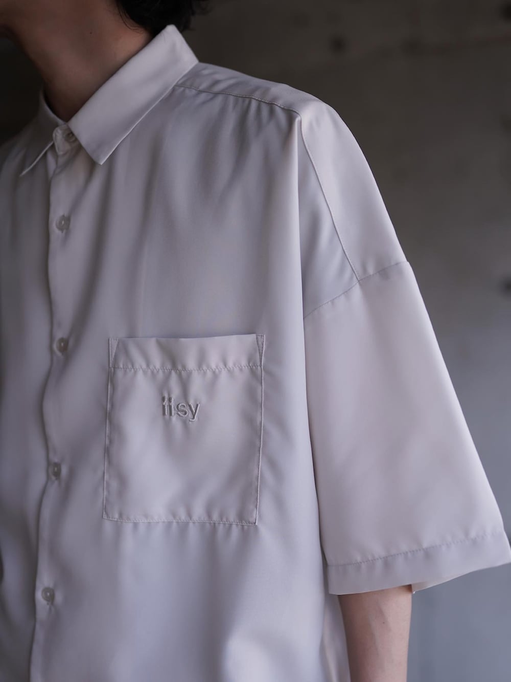 ブラック系のその他パンツ、ブラック系のブーツ、グレー系のシャツ/ブラウスを着用したメンズの夏コーディネートの2枚目の写真