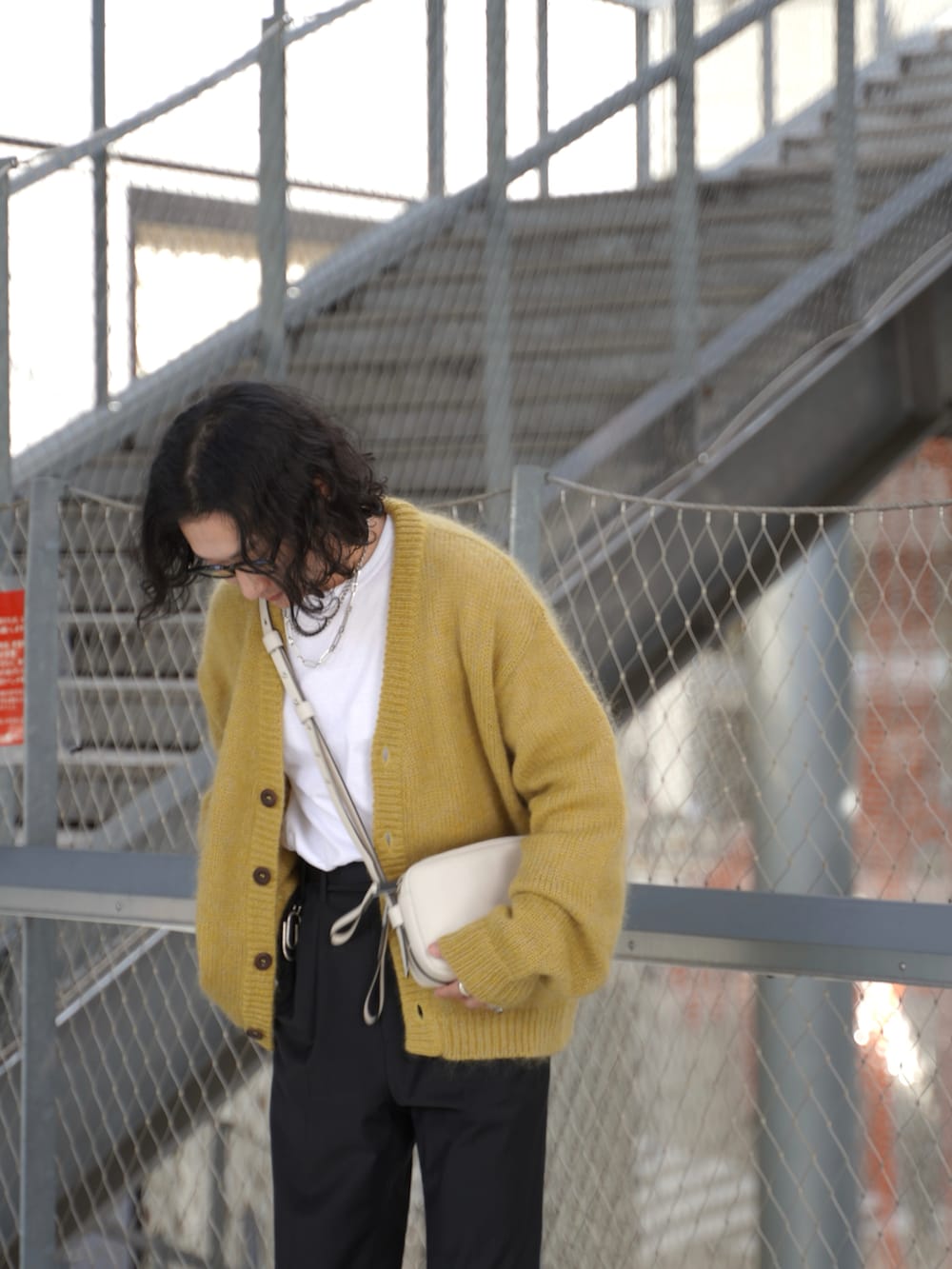 ホワイト系のショルダーバッグ、イエロー系のカーディガン/ボレロ、ホワイト系のTシャツ/カットソーを着用したメンズの秋コーディネートの2枚目の写真