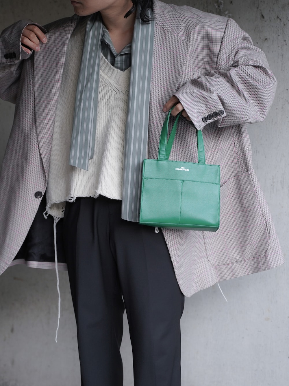 グリーン系のシャツ/ブラウス、ホワイト系のベスト、ブラック系のスラックスを着用したメンズの冬コーディネートの2枚目の写真