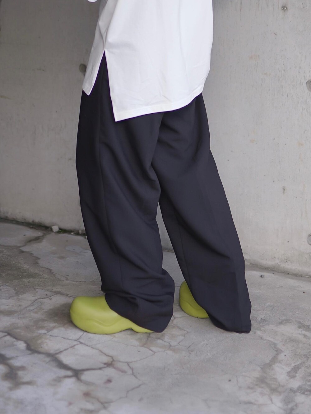 ブラック系のスラックス、グリーン系のシューズ、ブルー系のシャツ/ブラウスを着用したメンズの夏コーディネートの2枚目の写真