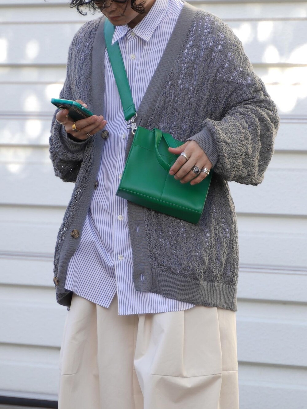 グレー系のカーディガン/ボレロ、ホワイト系のその他パンツ、ブラック系のブーツを着用したメンズの秋コーディネートの2枚目の写真