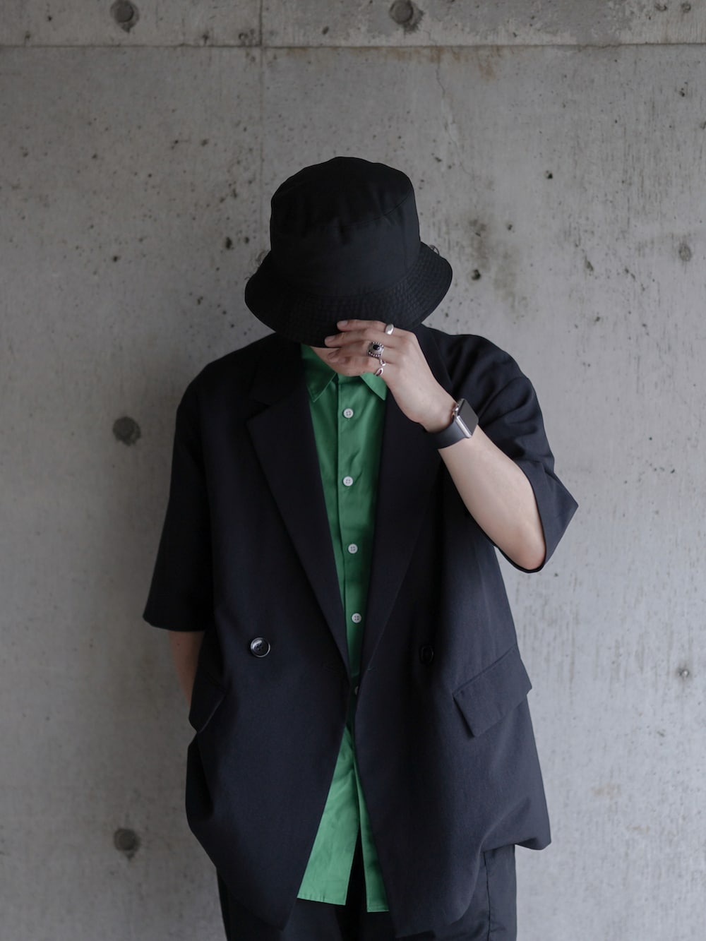 ブラック系のジャケット/アウター、ブラック系のスニーカー、ブラック系のその他パンツを着用したメンズの夏コーディネートの2枚目の写真