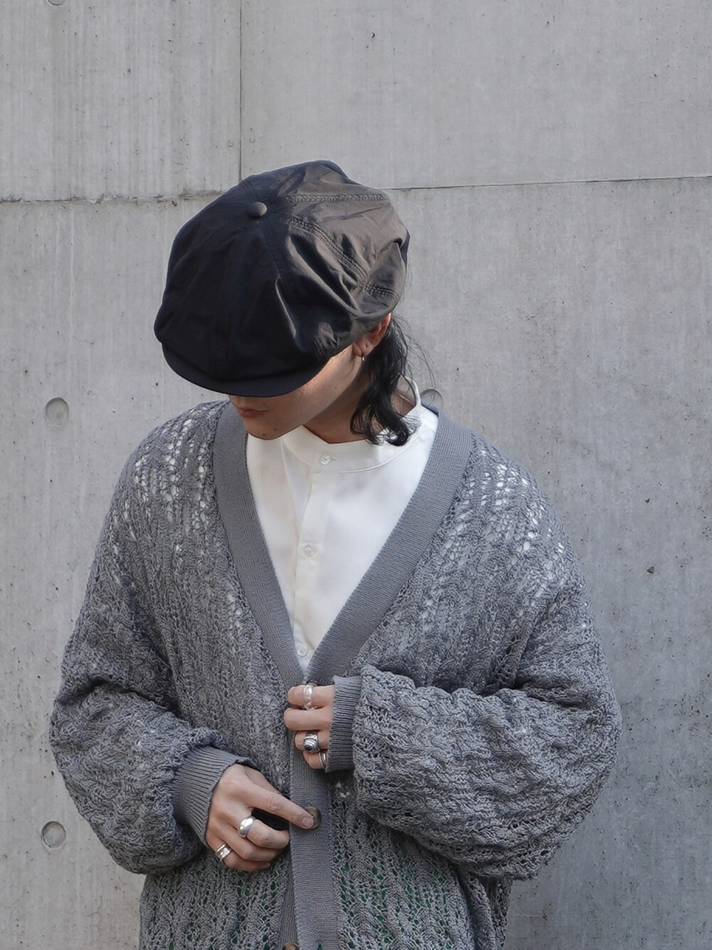 グレー系のカーディガン/ボレロ、グリーン系のパンツ、ブラック系のローファーを着用したメンズの春コーディネートの2枚目の写真