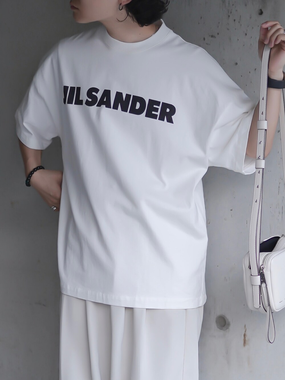 ブラック系のローファー、ホワイト系のその他パンツ、ホワイト系のTシャツ/カットソーを着用したメンズの夏コーディネートの2枚目の写真