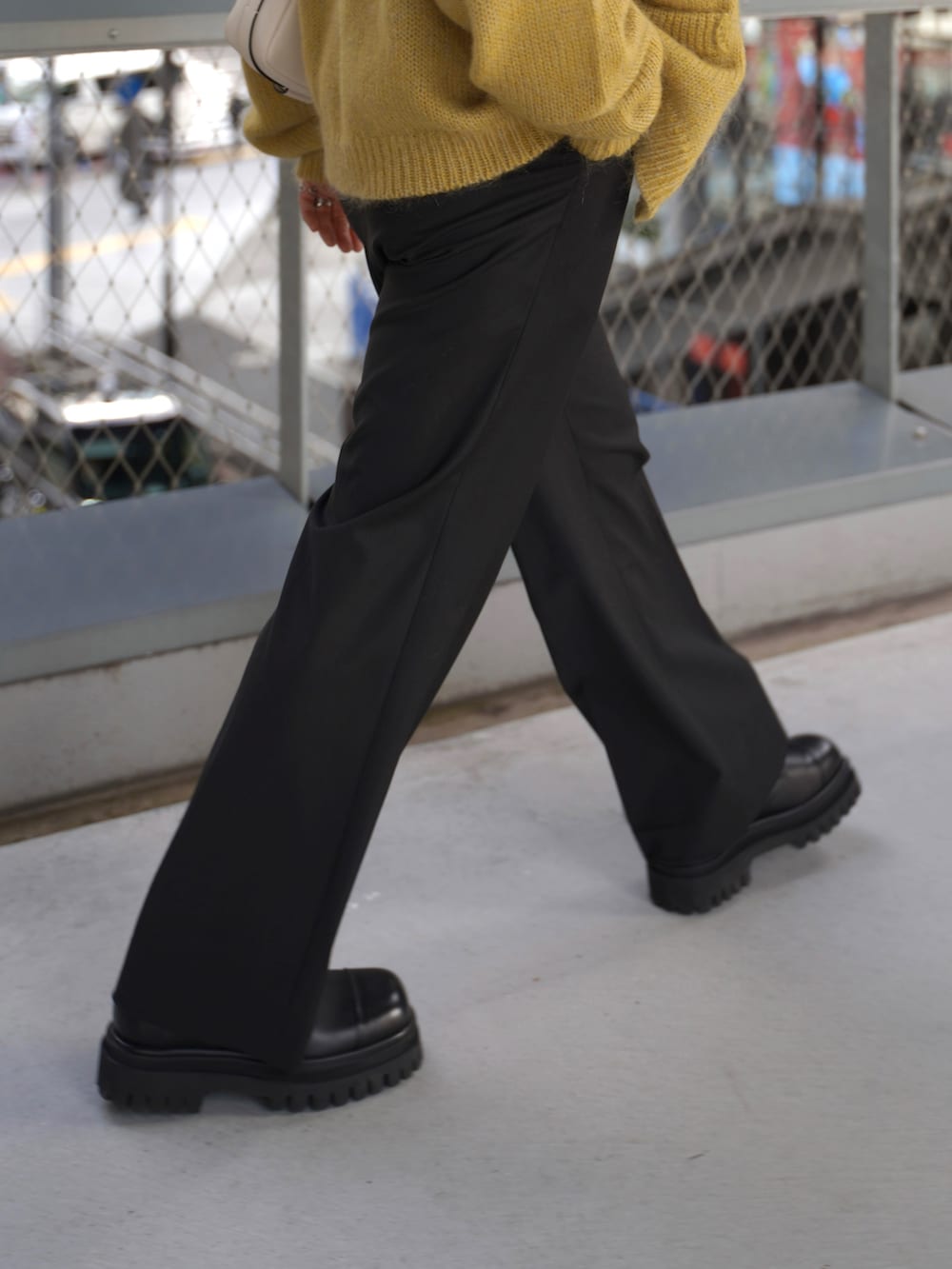 ホワイト系のショルダーバッグ、イエロー系のカーディガン/ボレロ、ホワイト系のTシャツ/カットソーを着用したメンズの秋コーディネートの4枚目の写真