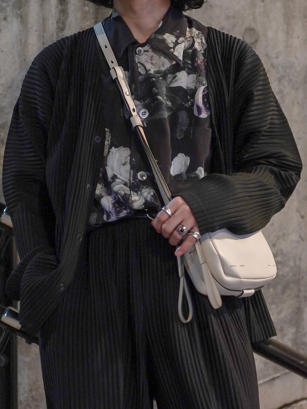 ホワイト系のドレスシューズ、ブラック系のパンツ、ホワイト系のショルダーバッグを着用したメンズの秋コーディネートの2枚目の写真