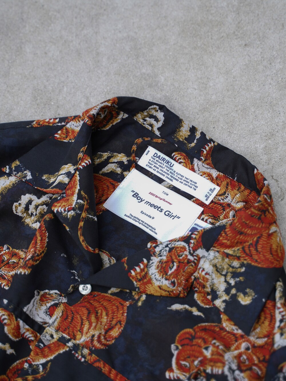 ブラック系のシューズ、ブラック系のシャツ/ブラウス、ブラック系のタンクトップを着用したメンズの夏コーディネートの3枚目の写真