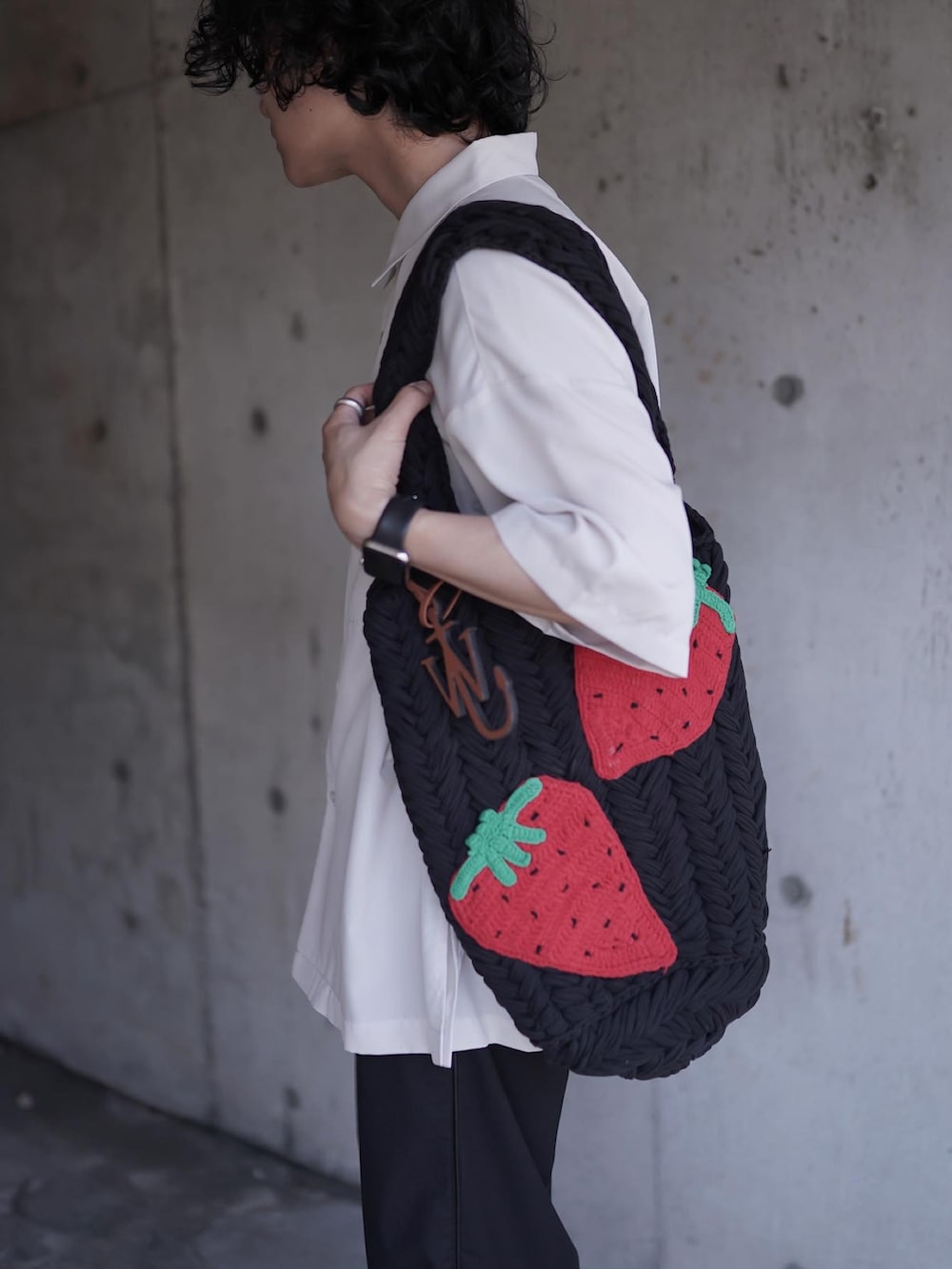 ブラック系のその他パンツ、ブラック系のブーツ、グレー系のシャツ/ブラウスを着用したメンズの夏コーディネートの4枚目の写真