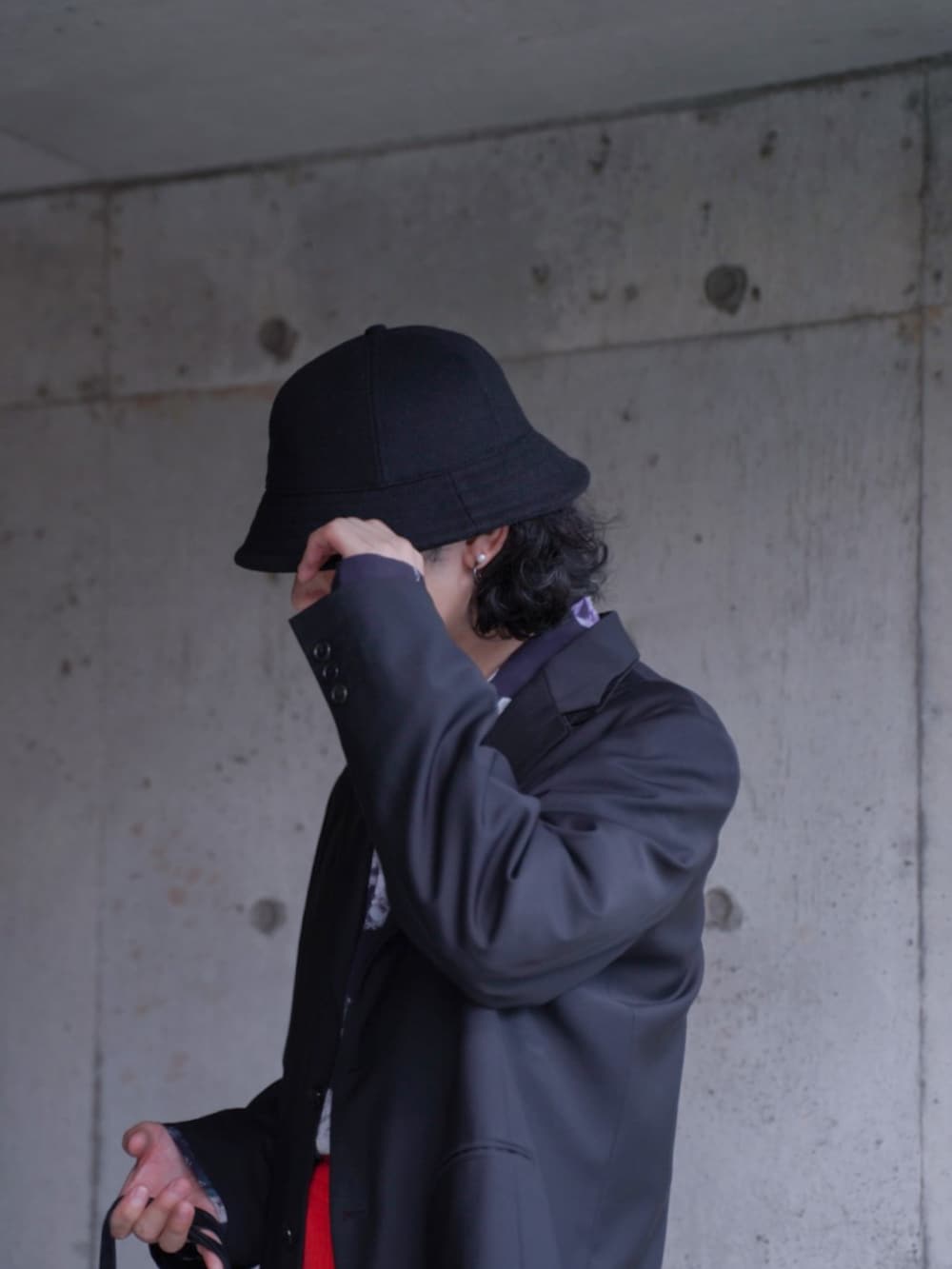 ブラック系のテーラードジャケット、ブルー系のシャツ/ブラウス、ブラック系のトートバッグを着用したメンズの秋コーディネートの2枚目の写真