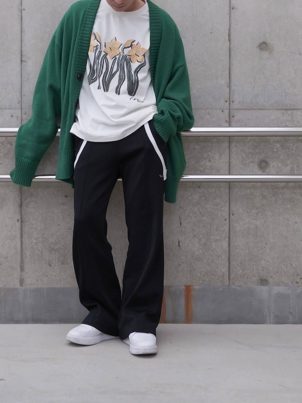 ブラック系のその他パンツ、グリーン系のニット/セーター、ホワイト系のTシャツ/カットソーを着用したメンズの春コーディネートの5枚目の写真