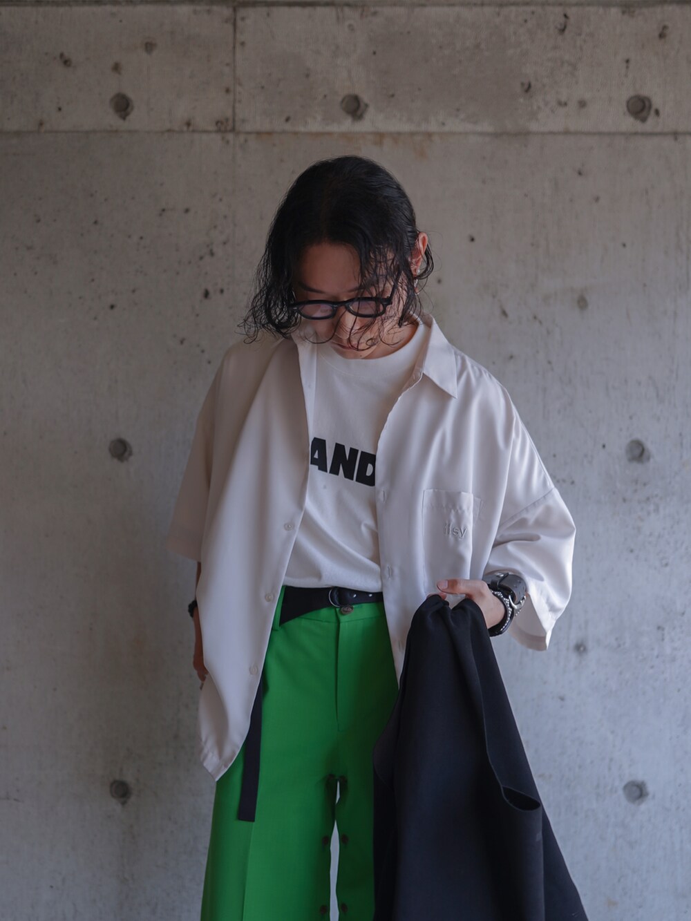 グリーン系のパンツ、ブラック系のバッグ、ホワイト系のTシャツ/カットソーを着用したメンズの夏コーディネートの2枚目の写真