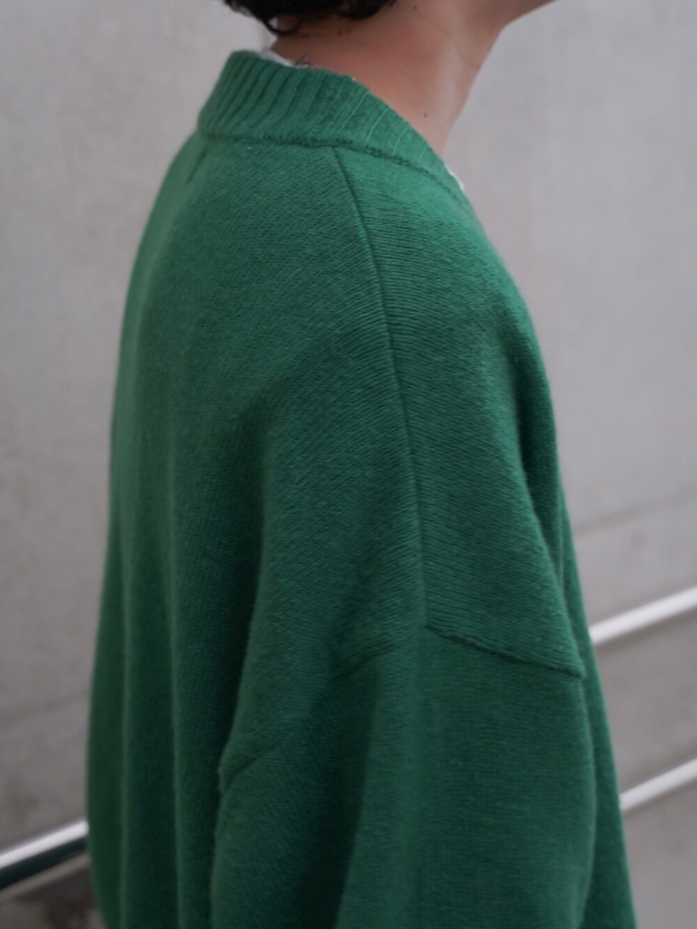 ブラック系のその他パンツ、グリーン系のニット/セーター、ホワイト系のTシャツ/カットソーを着用したメンズの春コーディネートの3枚目の写真