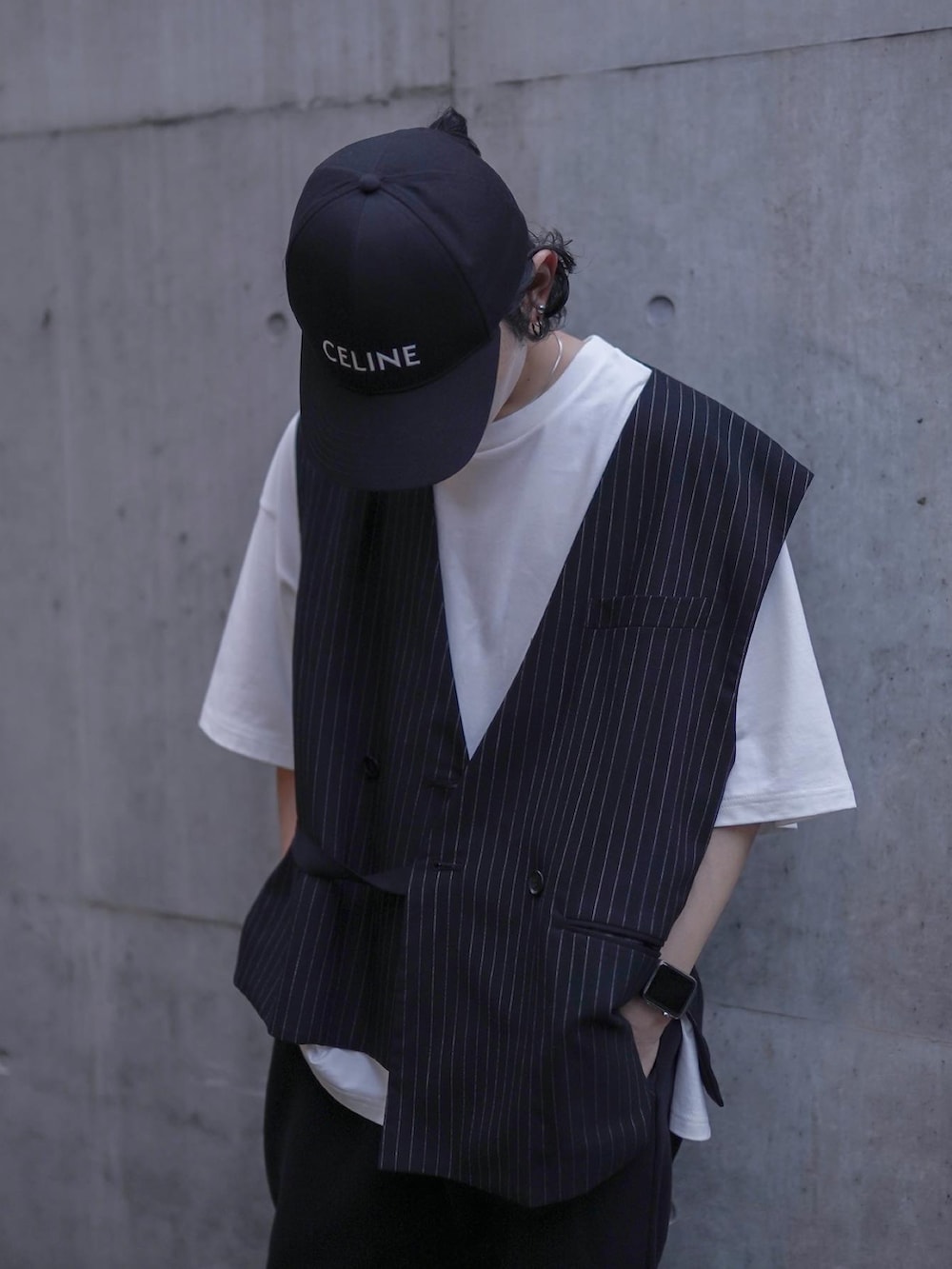 ホワイト系のスニーカー、ブラック系のスウェットパンツ、ホワイト系のTシャツ/カットソーを着用したメンズの夏コーディネートの2枚目の写真