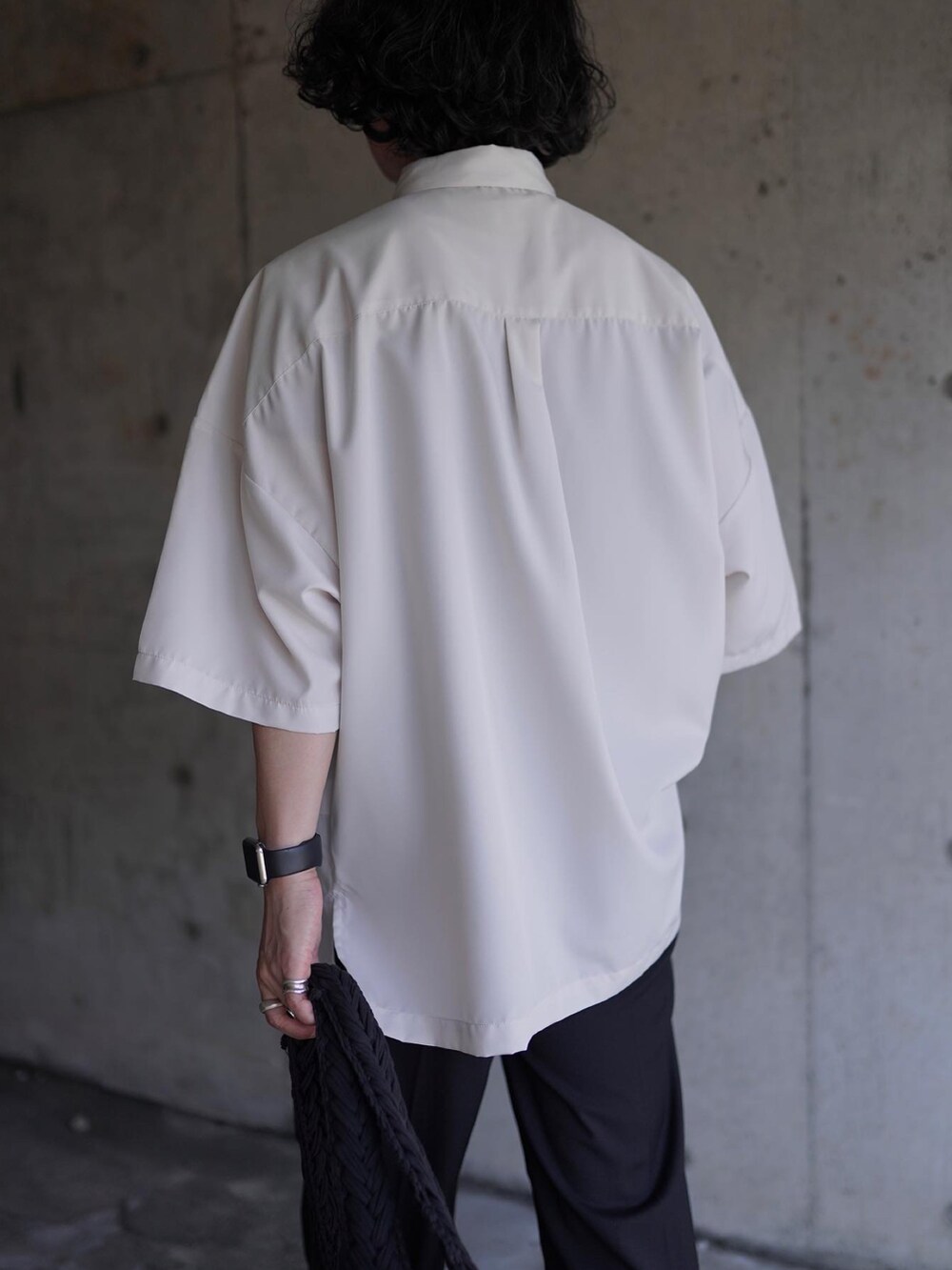 ブラック系のその他パンツ、ブラック系のブーツ、グレー系のシャツ/ブラウスを着用したメンズの夏コーディネートの3枚目の写真