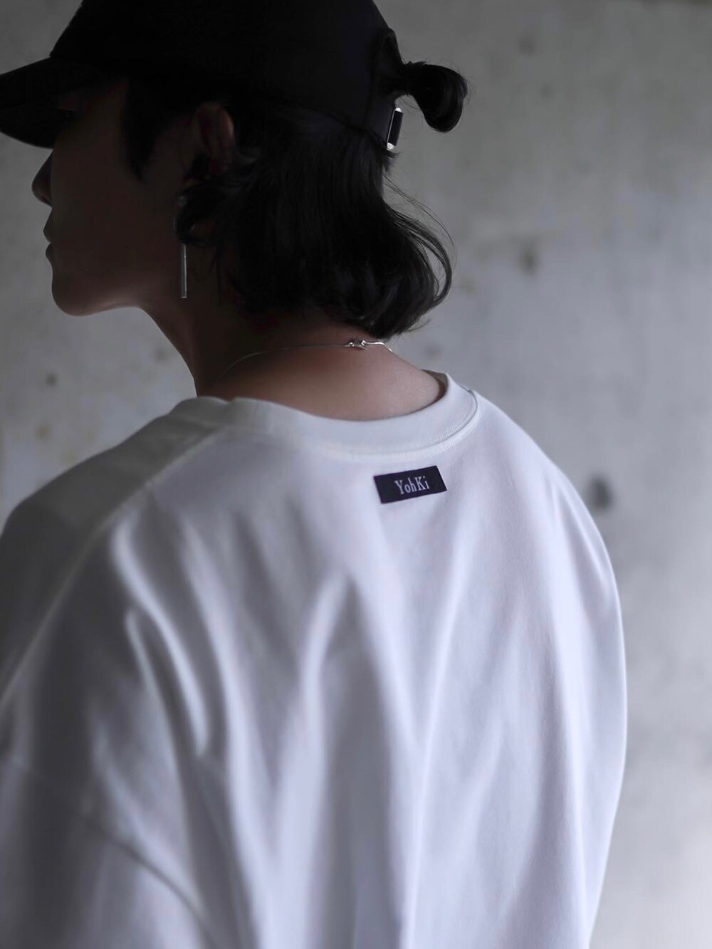 ブラック系のスラックス、グリーン系のシューズ、ブルー系のシャツ/ブラウスを着用したメンズの夏コーディネートの3枚目の写真