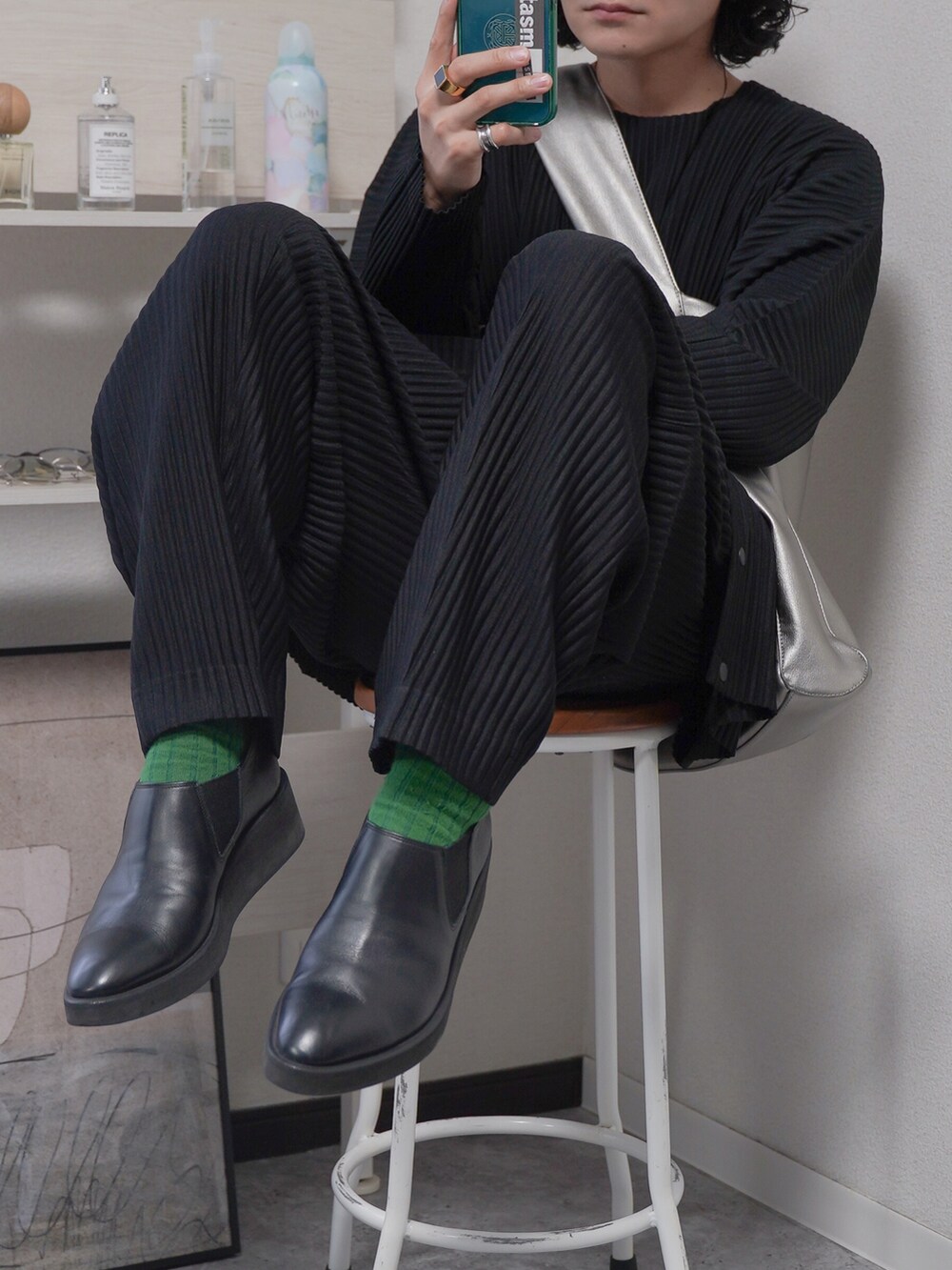 ブラック系のシューズ、ブラック系のパンツ、シルバー系のトートバッグを着用したメンズの秋コーディネートの3枚目の写真