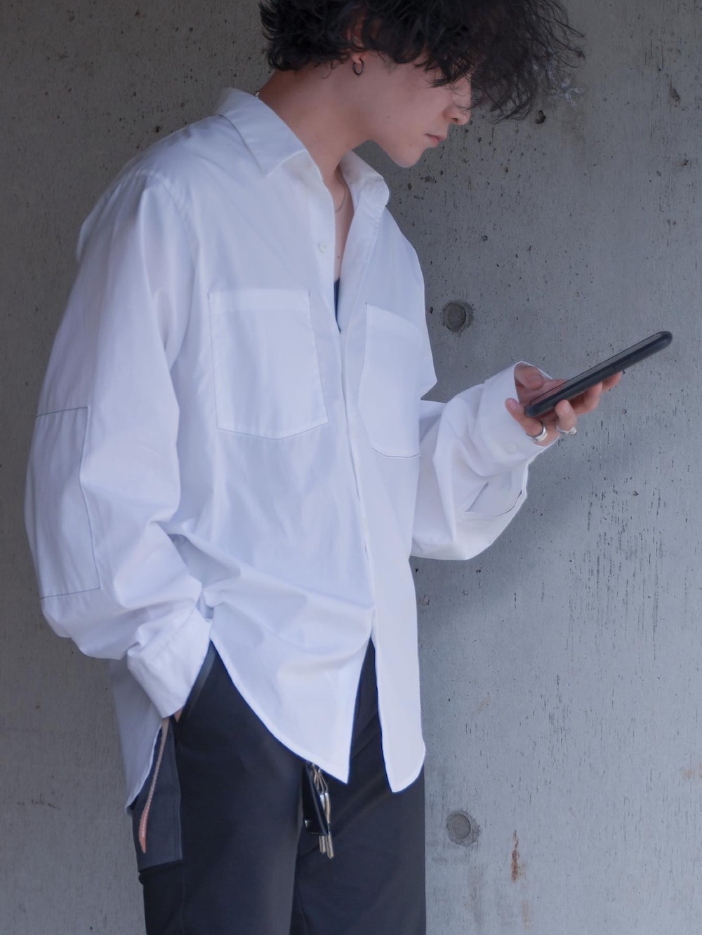 ブラック系のブーツ、ブラック系のパンツ、ホワイト系のシャツ/ブラウスを着用したメンズの春コーディネートの2枚目の写真