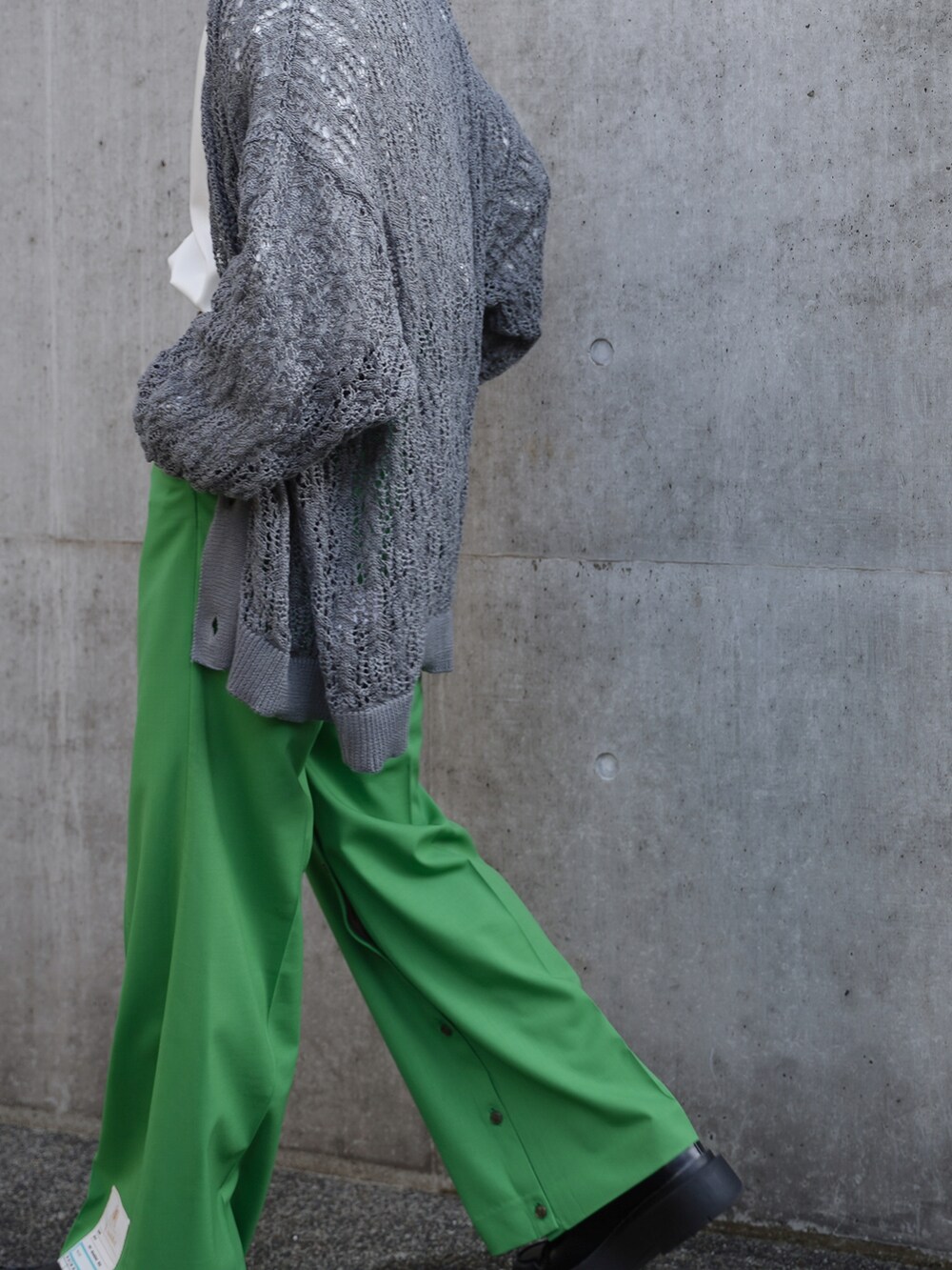 グレー系のカーディガン/ボレロ、グリーン系のパンツ、ブラック系のローファーを着用したメンズの春コーディネートの4枚目の写真