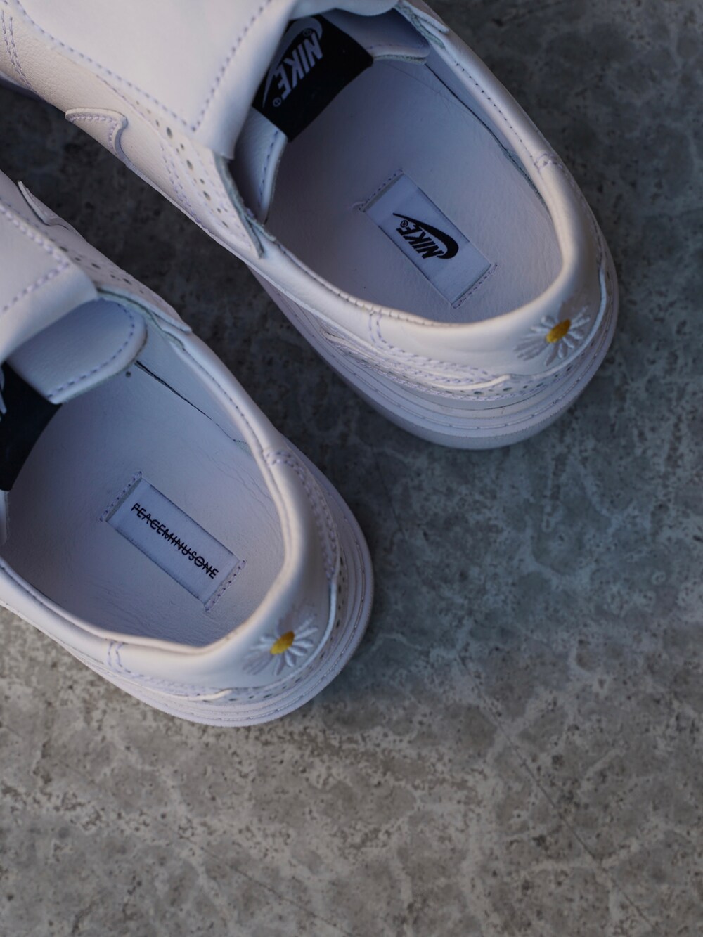 ブラック系のテーラードジャケット、ブルー系のスラックス、ホワイト系のスニーカーを着用したメンズの冬コーディネートの2枚目の写真