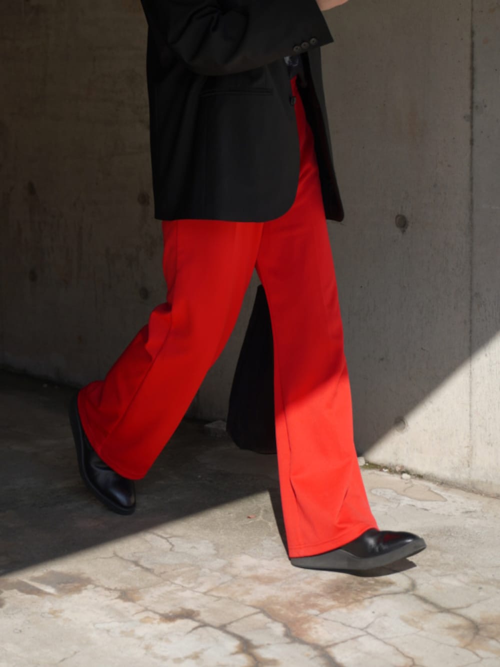 ブラック系のテーラードジャケット、ブルー系のシャツ/ブラウス、ブラック系のトートバッグを着用したメンズの秋コーディネートの3枚目の写真