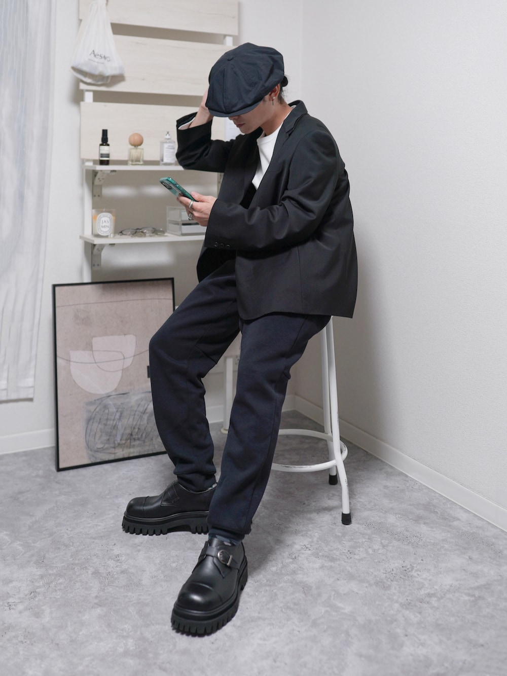 ブラック系のシューズ、ブラック系のスウェットパンツ、ホワイト系のTシャツ/カットソーを着用したメンズの秋コーディネートの3枚目の写真