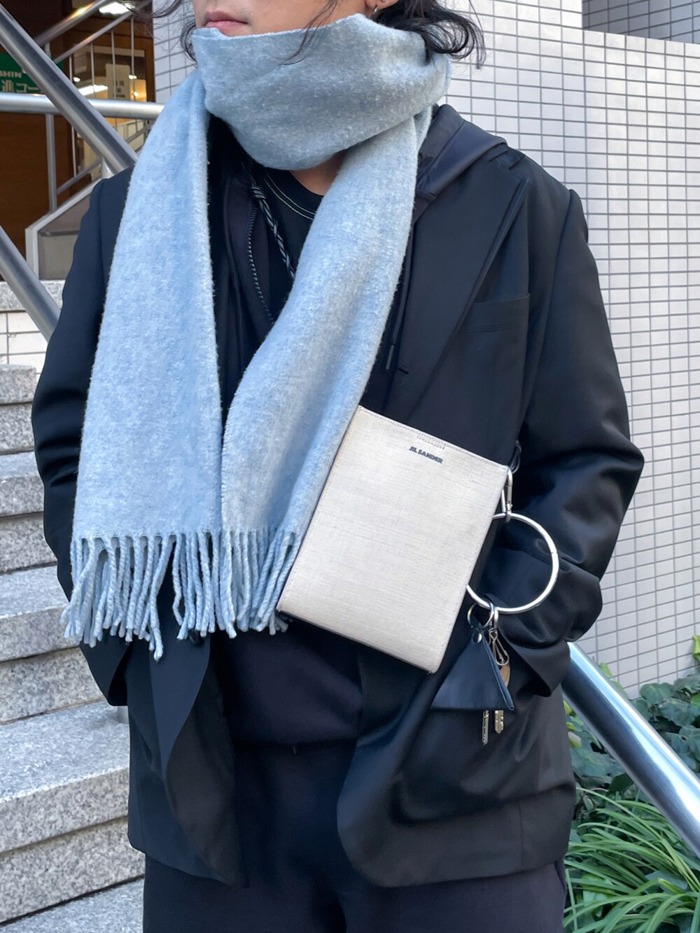 ブラック系のスウェットパンツ、ブラック系のパーカー、ブラック系のブーツを着用したメンズの冬コーディネートの2枚目の写真