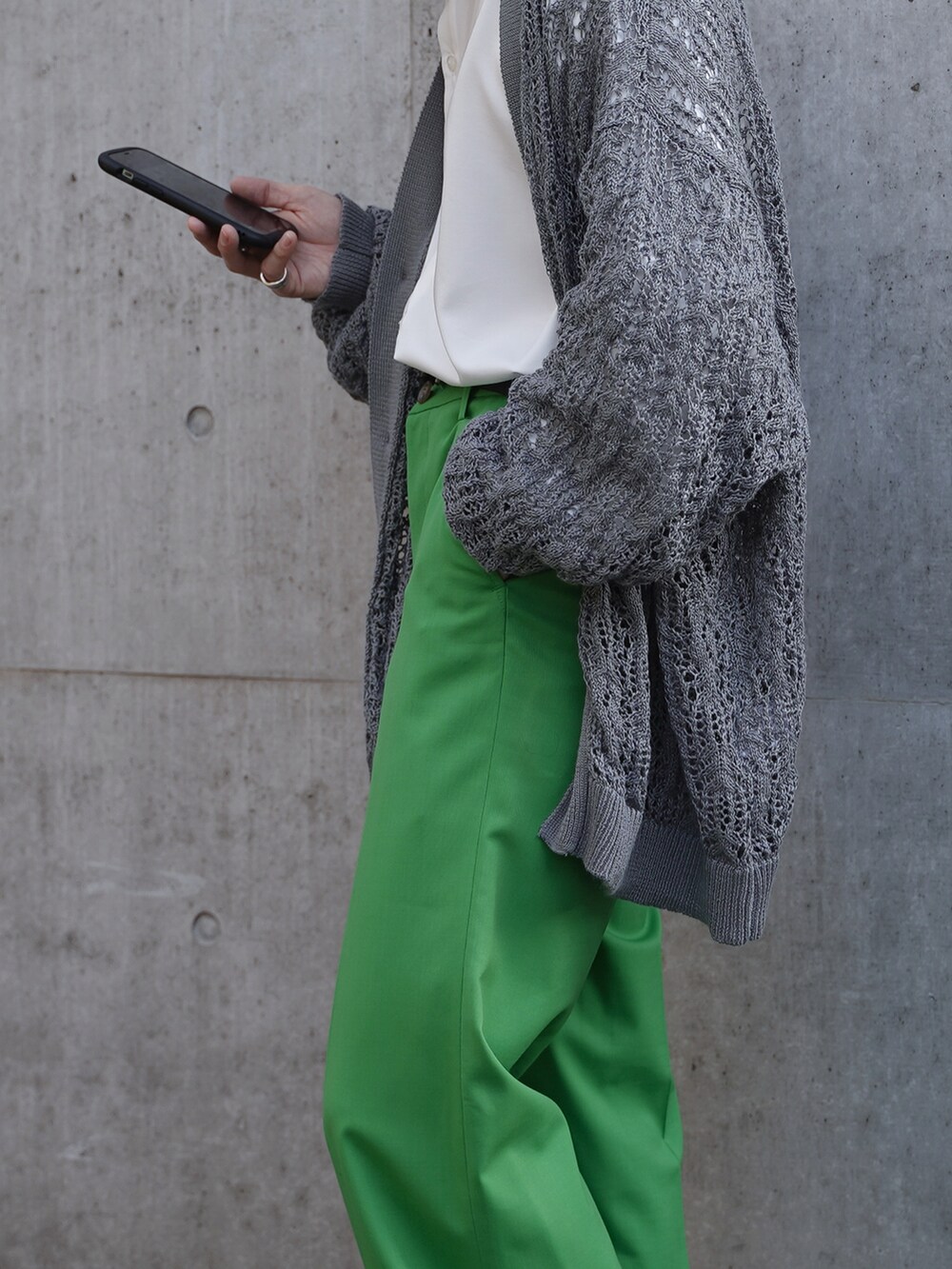 グレー系のカーディガン/ボレロ、グリーン系のパンツ、ブラック系のローファーを着用したメンズの春コーディネートの3枚目の写真