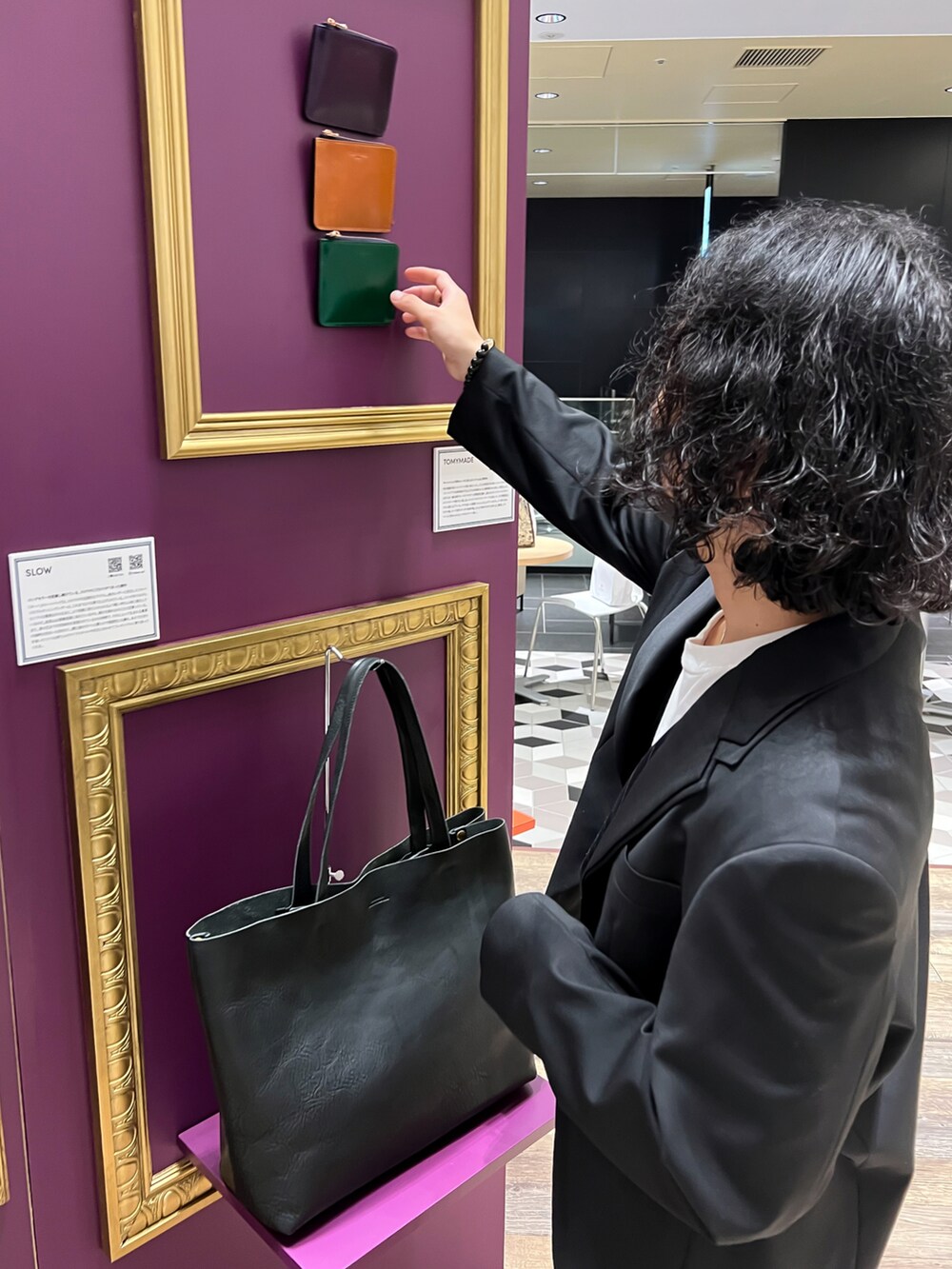 ホワイト系のドレスシューズ、ブラック系のテーラードジャケット、ホワイト系のTシャツ/カットソーを着用したメンズの秋コーディネートの2枚目の写真