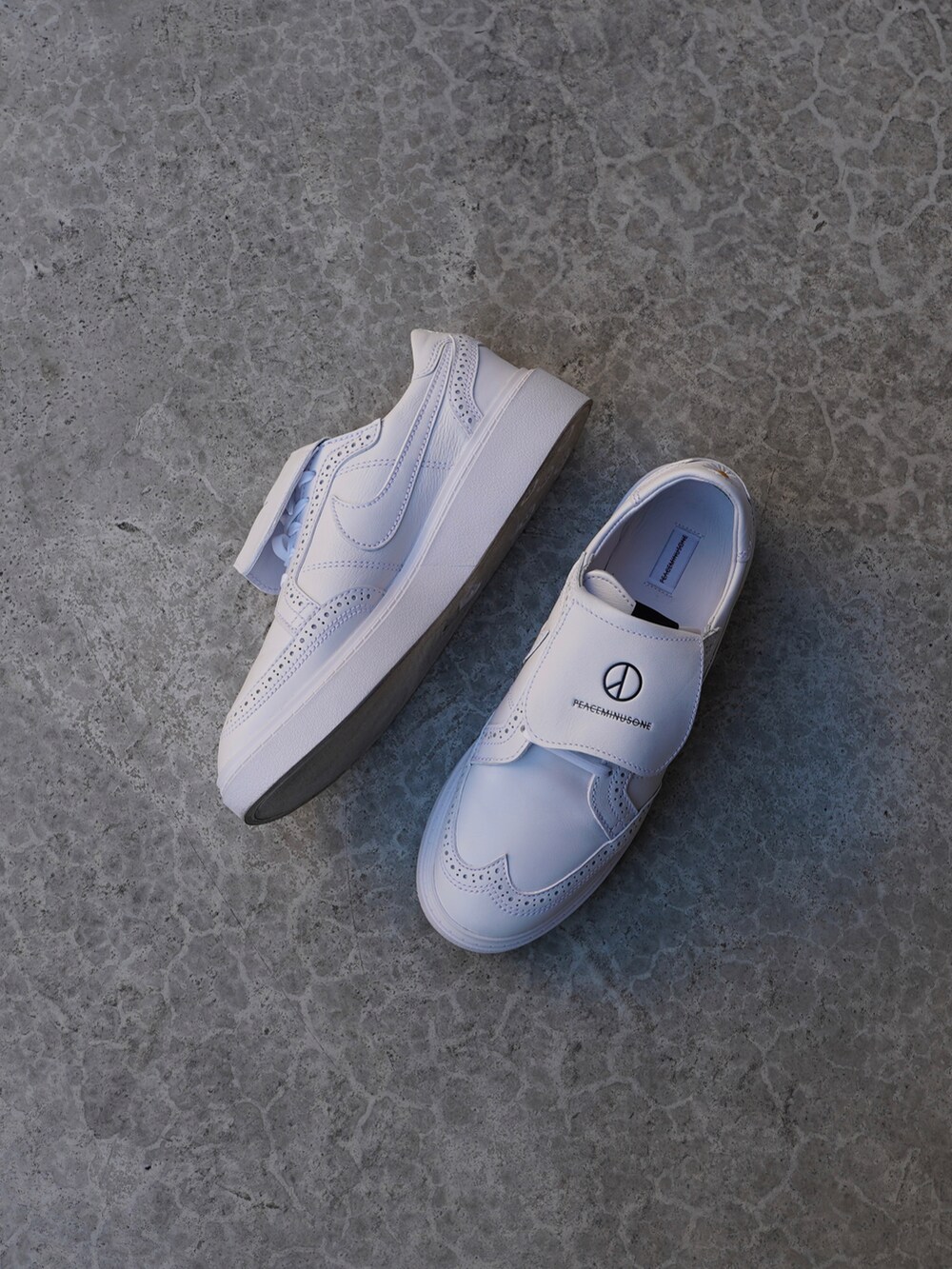 ブラック系のテーラードジャケット、ブルー系のスラックス、ホワイト系のスニーカーを着用したメンズの冬コーディネートの3枚目の写真