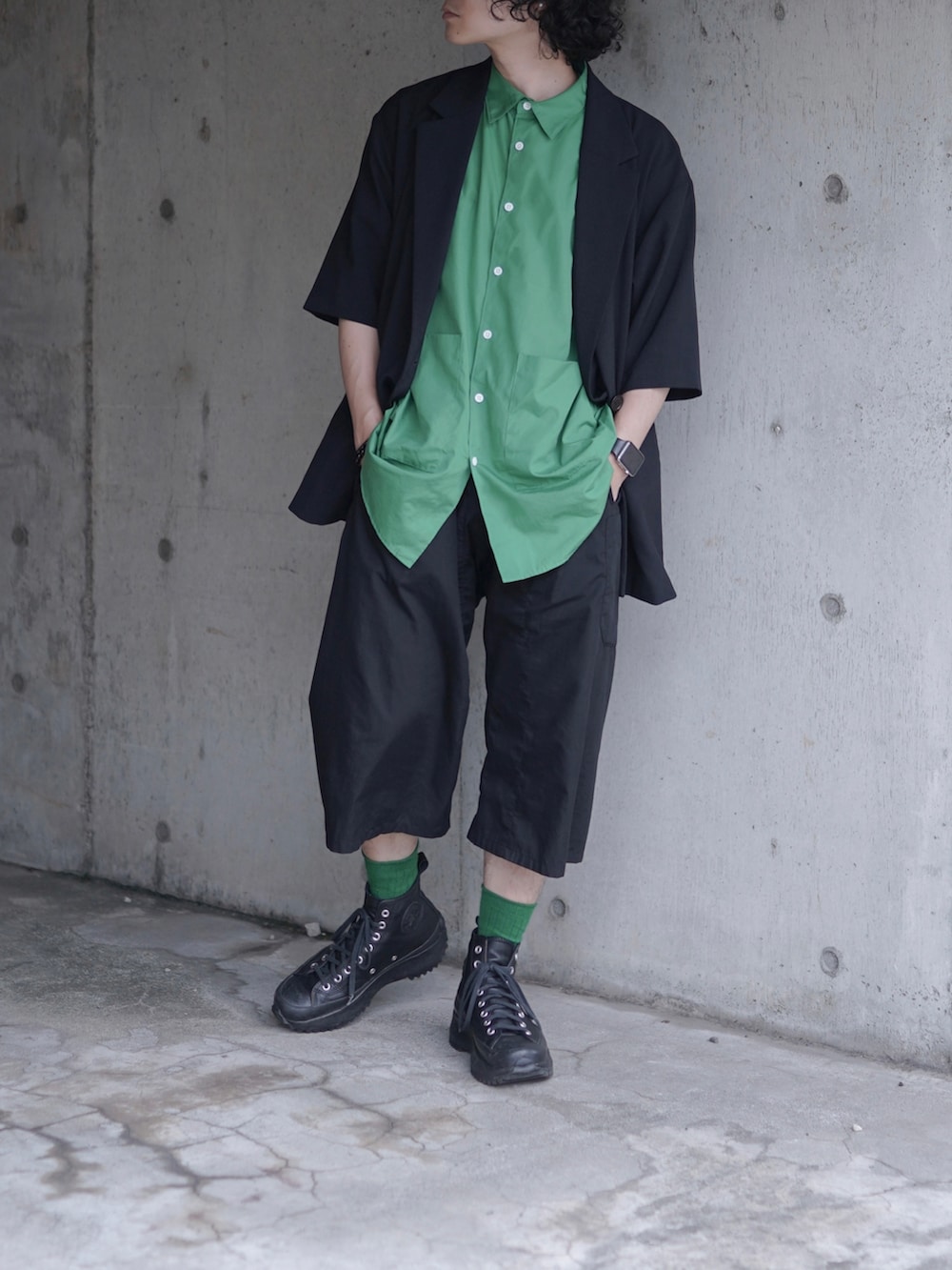 ブラック系のジャケット/アウター、ブラック系のスニーカー、ブラック系のその他パンツを着用したメンズの夏コーディネートの4枚目の写真