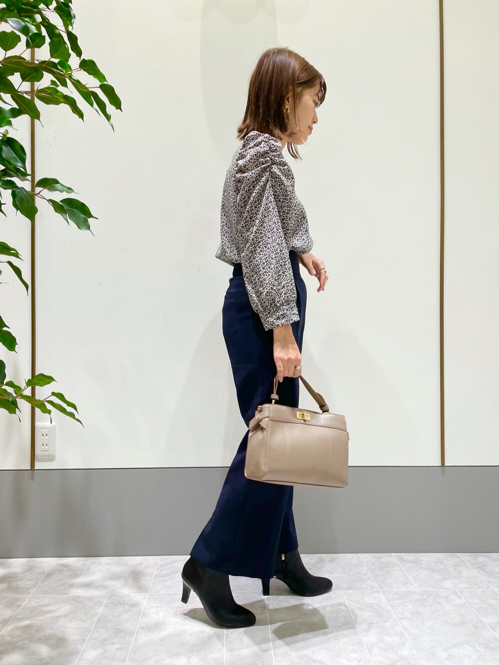 ブラック系のシャツ/ブラウス、ブルー系のその他パンツを着用したレディースの秋コーディネートの3枚目の写真