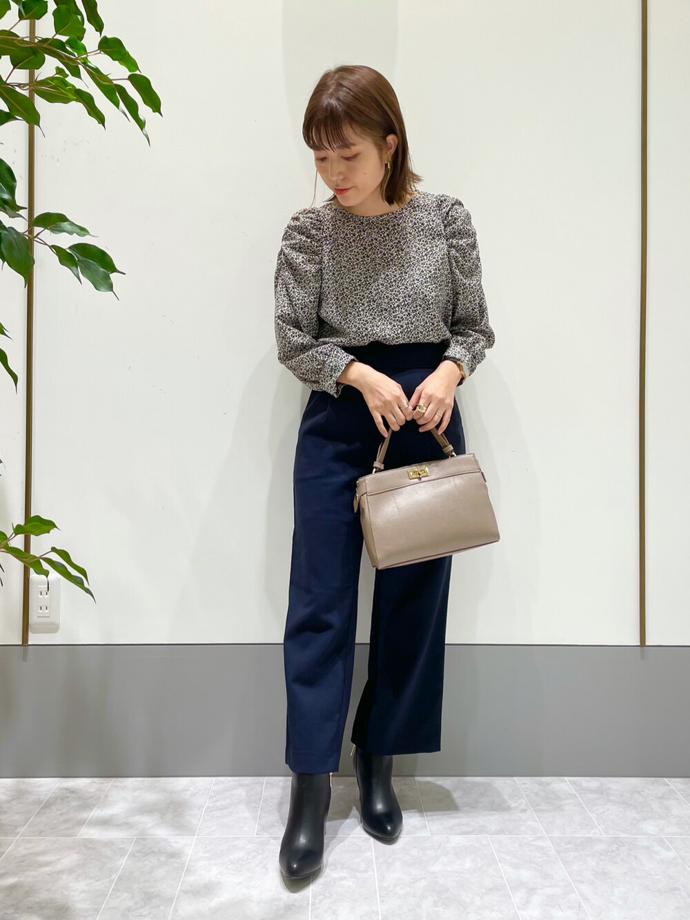 ブラック系のシャツ/ブラウス、ブルー系のその他パンツを着用したレディースの秋コーディネートの2枚目の写真