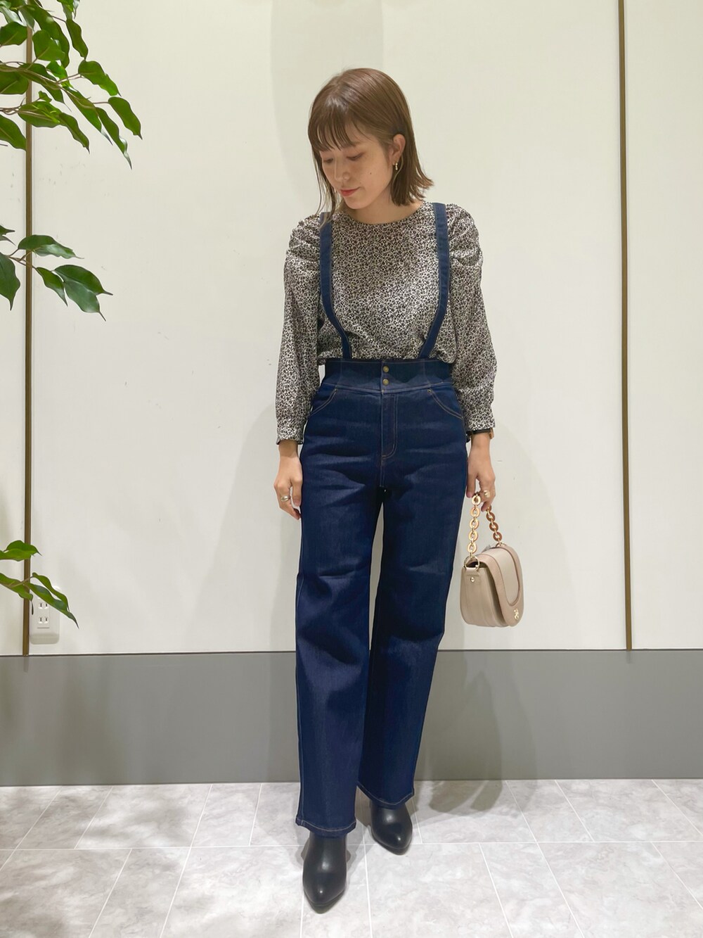 ブラック系のシャツ/ブラウス、ブルー系のその他パンツを着用したレディースの秋コーディネートの5枚目の写真