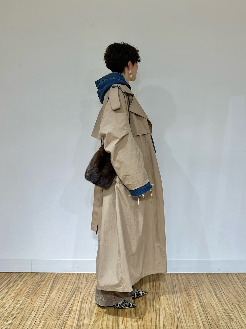 ブラウン系のその他パンツ、ブルー系のシャツ/ブラウス、ブラウン系のトレンチコートを着用したレディースの秋コーディネートの3枚目の写真