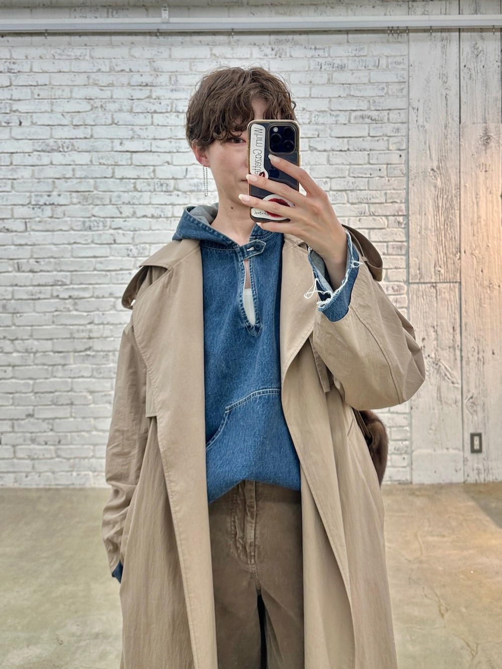 ブラウン系のその他パンツ、ブルー系のシャツ/ブラウス、ブラウン系のトレンチコートを着用したレディースの秋コーディネートの6枚目の写真