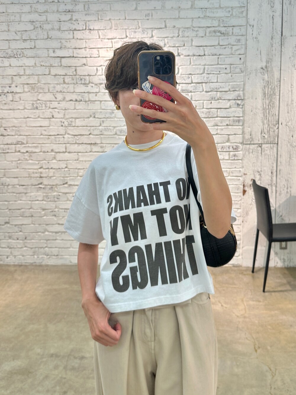 ブラウン系のパンプス、ホワイト系のTシャツ/カットソー、ベージュ系のデニムパンツを着用したレディースの夏コーディネートの3枚目の写真