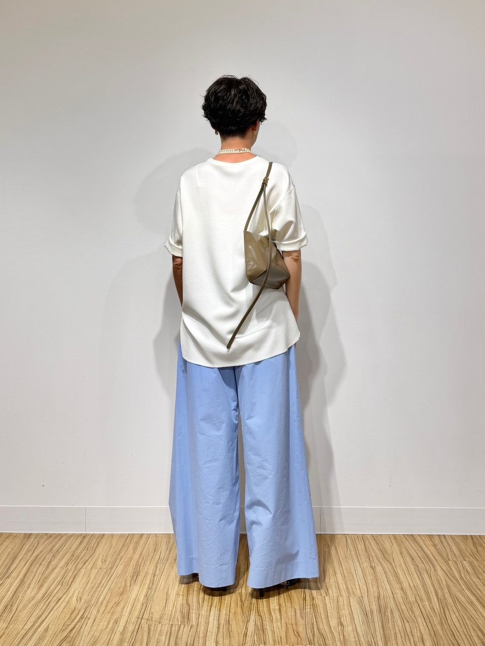 ホワイト系のシャツ/ブラウス、ブルー系のその他パンツ、ブラウン系のショルダーバッグを着用したレディースの春コーディネートの4枚目の写真