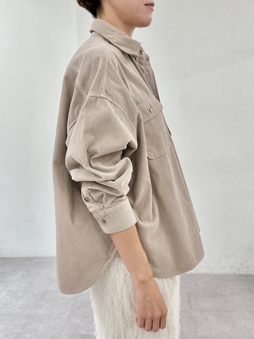 ベージュ系のシャツ/ブラウス、ピンク系のその他パンツ、イエロー系のパンプスを着用したレディースの秋コーディネートの7枚目の写真